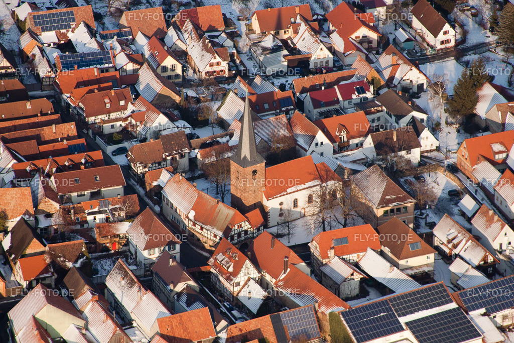 Kirche im Winter | Luftbild: Kirche im Winter im Ortsteil Heuchelheim in Heuchelheim-Klingen im Bundesland Rheinland-Pfalz in Deutschland. Foto: IMG_24459.jpg vom 16.02.2010 durch Werner Riehm/FLY-FOTO.de - Realisiert mit Pictrs.com