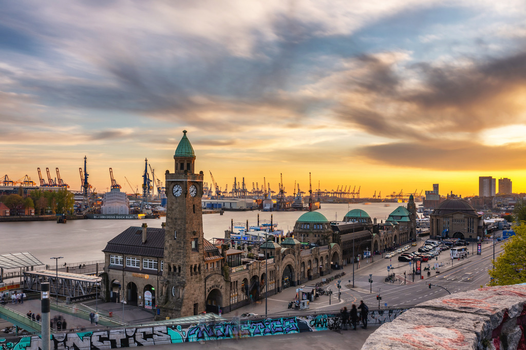 10260207 - Landungsbrücken Sonnenuntergang | Blick auf die Landungsbrücken und den Hamburger Hafen bei Sonnenuntergang.