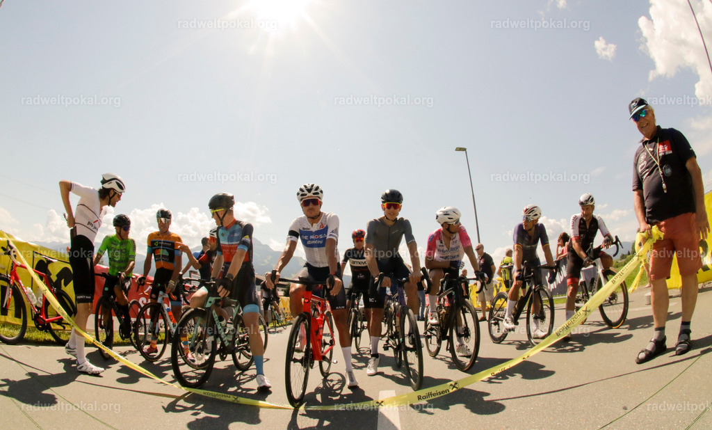 638_20230817_Bewerb_Maenner_Muehlanger | AUT - OESTERREICH, 2023-08-16: SPORT RENNRAD-FAHREN - 55. INTERNATIONALER RADWELTPOKAL IN ST. JOHANN IN TIROL  - Vintage-Radrennen mit WM-Bronze-Medaillen-Siegerin Christina Schweinberger, den Teilnehmer und Alexander Baumann (vom Orginastions-Team) - TAG 2 BEWERB MAENNER IN SECHS GRUPPEN  - FEATURE RENNEN/START ; Foto: Roland Muehlanger