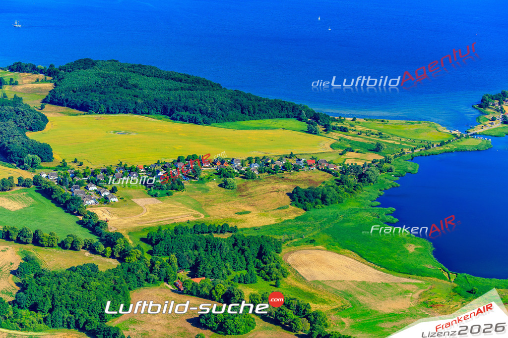 Die Luftbildaufnahme Wreechen - Putbus wurde 2018 mittels Flugzeug (keine Drohne) erstellt. Perfekte Schärfe und Druck- Auflösung- Garantiert!