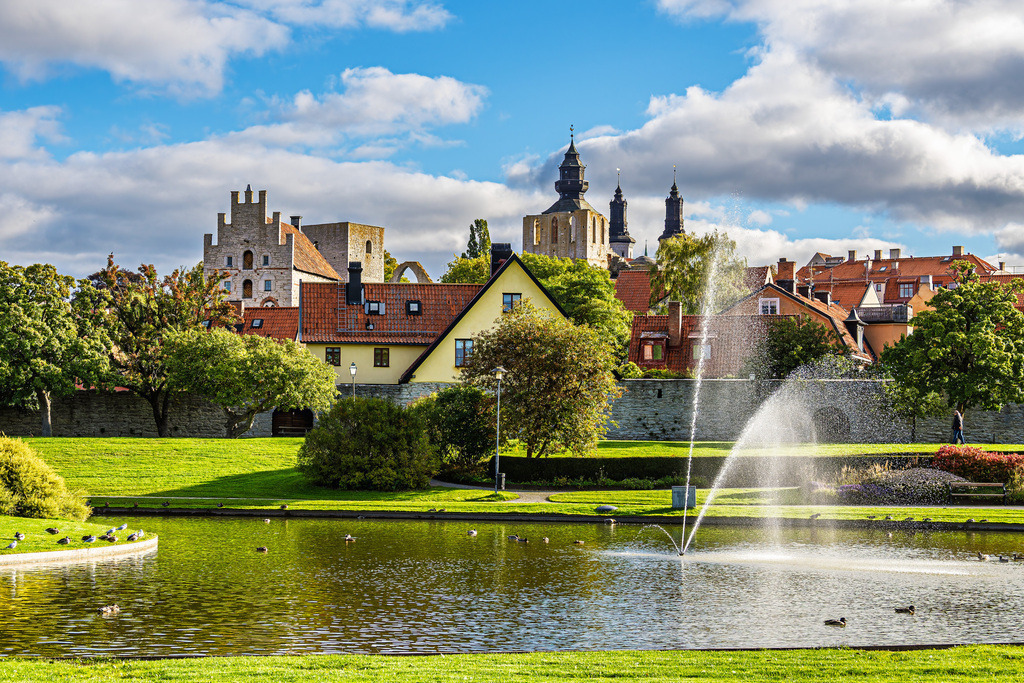Blick über den Park Almedalen auf die Altstadt von Visby, Schweden | Blick über den Park Almedalen auf die Altstadt von Visby, Schweden.