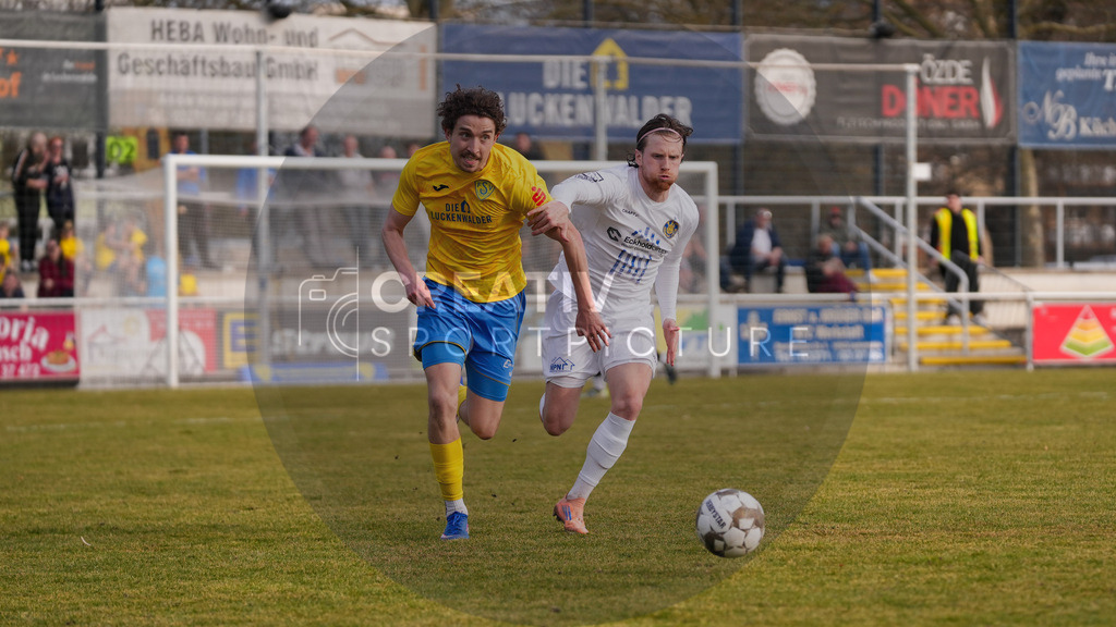 Fußball, Herren, Saison 2025/2026, Regionalliga Nordost, 24. Spieltag, FSV 63 Luckenwalde vs. 1.FC Lokomotive Leipzig, Samstag 28.02.2026, Werner-Seelenbinder-Stadion Luckenwalde, | Fußball, Herren, Saison 2025/2026, Regionalliga Nordost, 24. Spieltag, FSV 63 Luckenwalde vs. 1.FC Lokomotive Leipzig, Samstag 28.02.2026, Werner-Seelenbinder-Stadion Luckenwalde, Im Bild: Sofiene Jannene (l. Luckenwalde) und Dorian Cevis (r. Leipzig) - Realisiert mit Pictrs.com