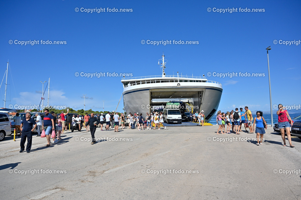 Kroatien_ Bra__ Split_ Faehre_ 09.08.2023-13 | 09.08.2023, Kroatien, HRV, Brač, Insel in Dalmatien im Bild Ferry Port, Trajekt, Faehre, Jadrolinija, Urlauber, Touristen, Ankunft, Hafen
