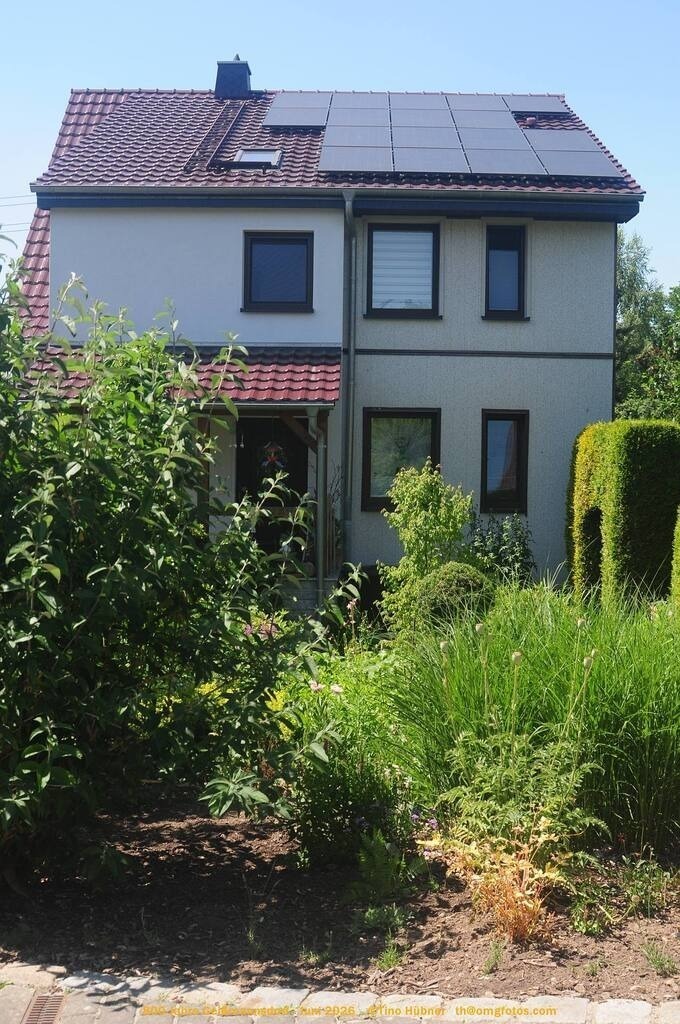 Geißmannsdorf-2026-Ortsbilder-508 | Geißmannsdorf bei Bischofswerda im Sommer 2026. Ein fotografischer Streifzug durch das Dorf Geißmannsdorf, mit Gebäuden, Straßen, Strohpuppen und geschmückten Vorgärten und Grundstücken anlässlich der 800-Jahr-Feier von Geißmannsdorf im Juni 2026 - Realisiert mit Pictrs.com