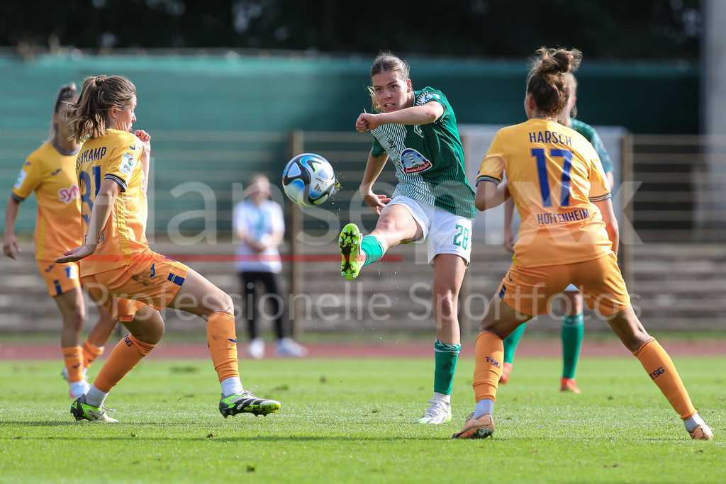 Fussball, Google Pixel Frauen-Bundesliga, SV Werder Bremen - TSG 1899 Hoffenheim | v.li.: Jana Feldkamp (TSG 1899 Hoffenheim, 31), Juliane Wirtz (SV Werder Bremen, 28) und Franziska Harsch (TSG 1899 Hoffenheim, 17) im Zweikampf, Duell, Dynamik, Aktion, Action, Spielszene, DIE DFB-RICHTLINIEN UNTERSAGEN JEGLICHE NUTZUNG VON FOTOS ALS SEQUENZBILDER UND/ODER VIDEOÄHNLICHE FOTOSTRECKEN. DFB REGULATIONS PROHIBIT ANY USE OF PHOTOGRAPHS AS IMAGE SEQUENCES AND/OR QUASI-VIDEO.