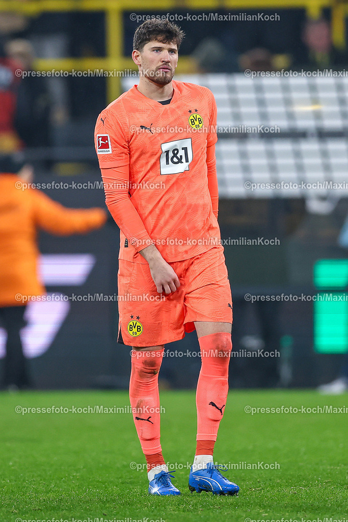 BVB15122402270 | 15.12.2024, Fußball, Borussia Dortmund - TSG 1899 Hoffenheim, 1. Fußball Bundesliga, 14. Spieltag, Signal Iduna Park, Saison 2024 2025: Torwart Gregor Kobel (BVB #1)DFB regulations prohibit any use of photographs as image sequences and or quasi-video.