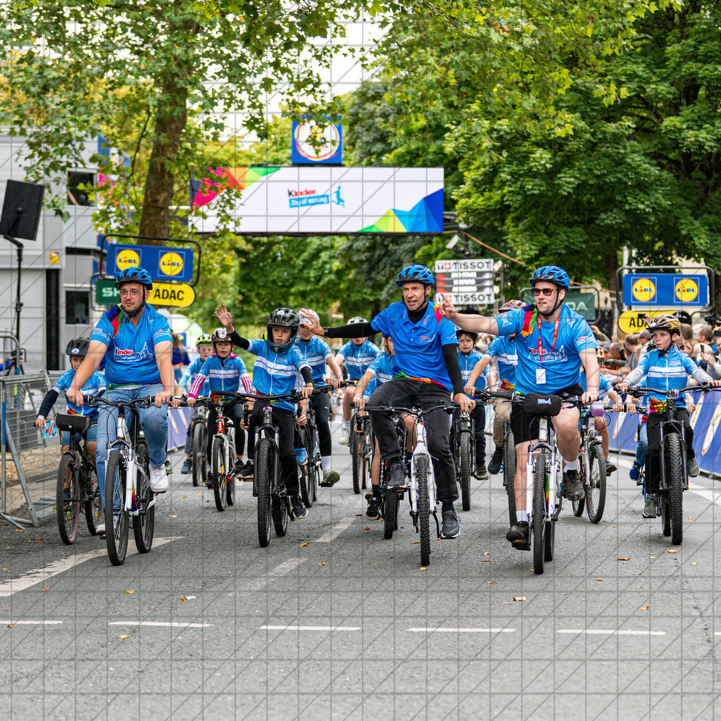 DeutschlandTour 2025 | Etappe 2 - Arnsberg (Ziel) | Kinder Joy of moving, Bike Parade //  22.08.25: DeutschlandTour 2025 | Etappe 2 - Arnsberg (Ziel) / Arnsberg / Deutschland  //   CREDIT:www.bullenfotos.de, Martin König, Hörner Weg 40, D-49078 Osnabrück, +4917663732967 // Nutzung und Weitergabe nur zu den vereinbarten Zwecken. Presseanfragen an Ersteller. Alle Rechte beim Ersteller. Honorierung nach MFM. - Realisiert mit Pictrs.com