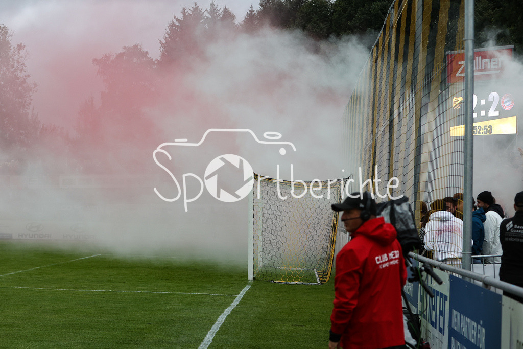 DJK Vilzing - FC Bayern Amateure | Fans der Amateure mit einem Spruchband / Ultras / Pyro / Spielunterbrechung / Boeller