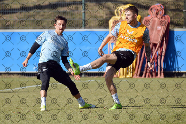 RGE_8187b | Hertha BSC, 2.Bundesliga, Herren, Training auf dem Gebhardt-Platz, Saison 2025/26,  im Bild von li. Michal Karbownik ( Hertha BSC ), Marten Winkler ( Hertha BSC ),  04.03. 2026, Fotograf: Ralf Gebhardt - Realisiert mit Pictrs.com