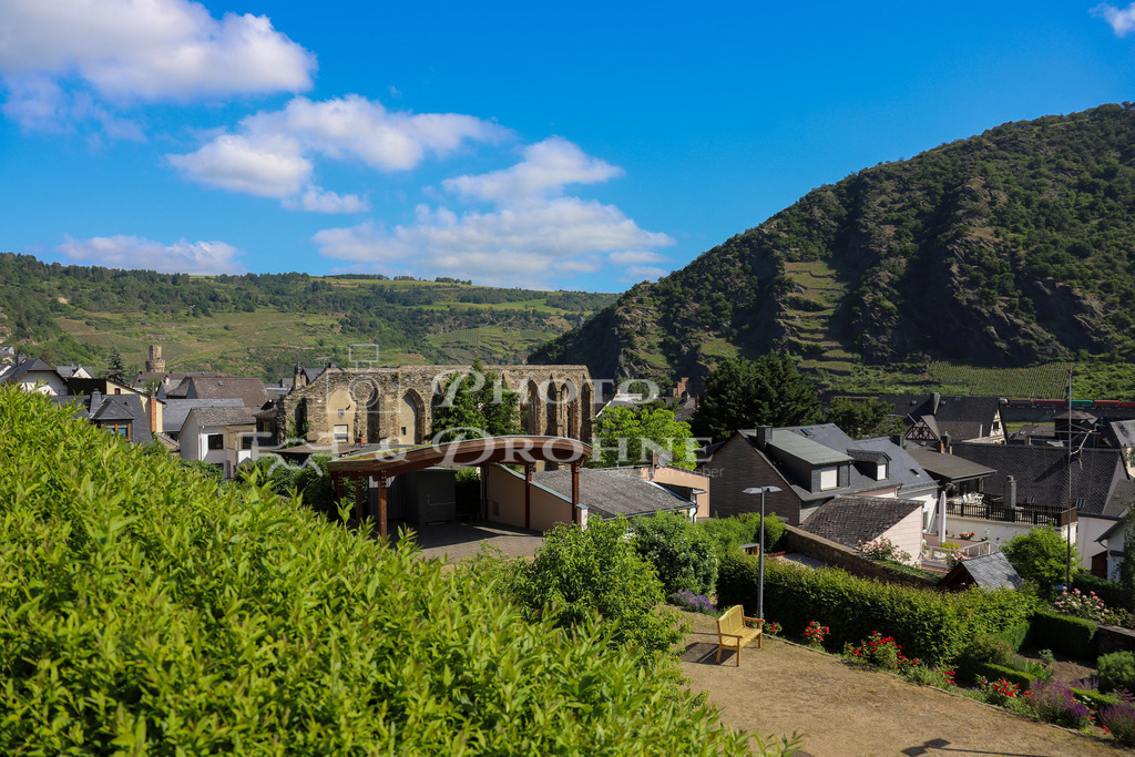 Oberwesel-2-3 | Einen schönen Blick und tolle Fotomotive wie das ehemalige Kloster bekommt man im Stadtgarten an der Stadtmauer in Oberwesel am Rhein. - Realisiert mit Pictrs.com