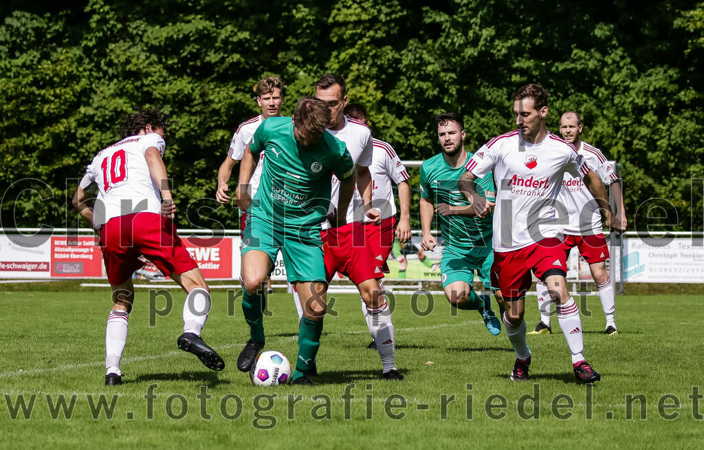 2023-08-26_001_TSV_Ebersberg_gegen_TSV_Oberpframmern | Ebersberg, Deutschland, 26.08.2023:
Fußball, Kreisliga 2023 / 2024, 2. Spieltag, TSV 1877 Ebersberg gegen TSV Oberpframmern, Endergebnis: 5:1

Felix Kronester (TSV Oberpframmern, #10), +e, Viktor Pommer (TSV Oberpframmern, #3)

Foto: Christian Riedel / fotografie-riedel.net