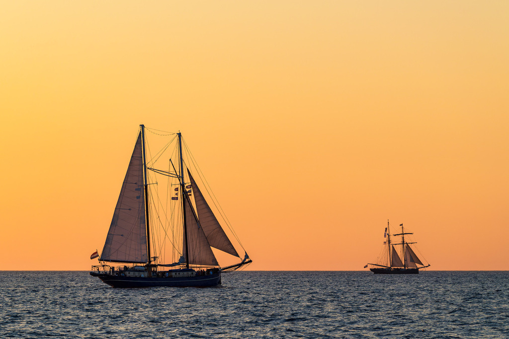 Segelschiffe im Sonnenuntergang auf der Hanse Sail in Rostock | Segelschiffe im Sonnenuntergang auf der Hanse Sail in Rostock.