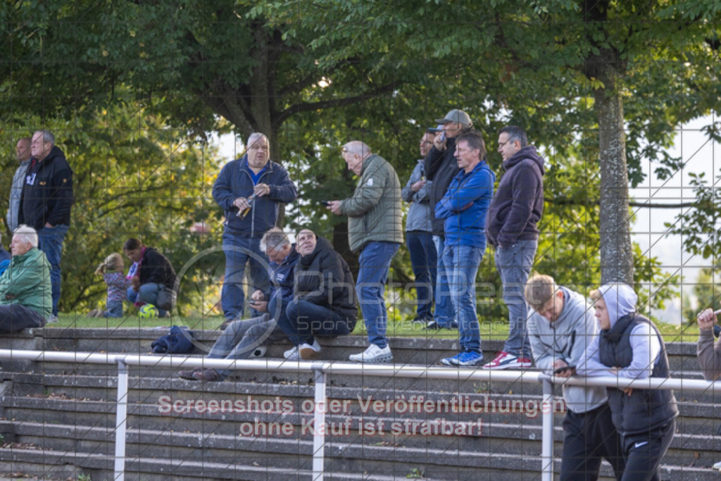 20250928_163455_0262 | #,TSG Salach (weiß) vs. TSV Berkheim (blau), Fußball, Bezirksliga - Bezirk Neckar/Fils, 06. Spieltag, Saison 2025/2026, Kunstrasensportplatz, Staufenecker Straße, 73084 Salach, 28.09.2025 - 15:00 Uhr,Foto: PhotoPeet-Sportfotografie/Peter Harich