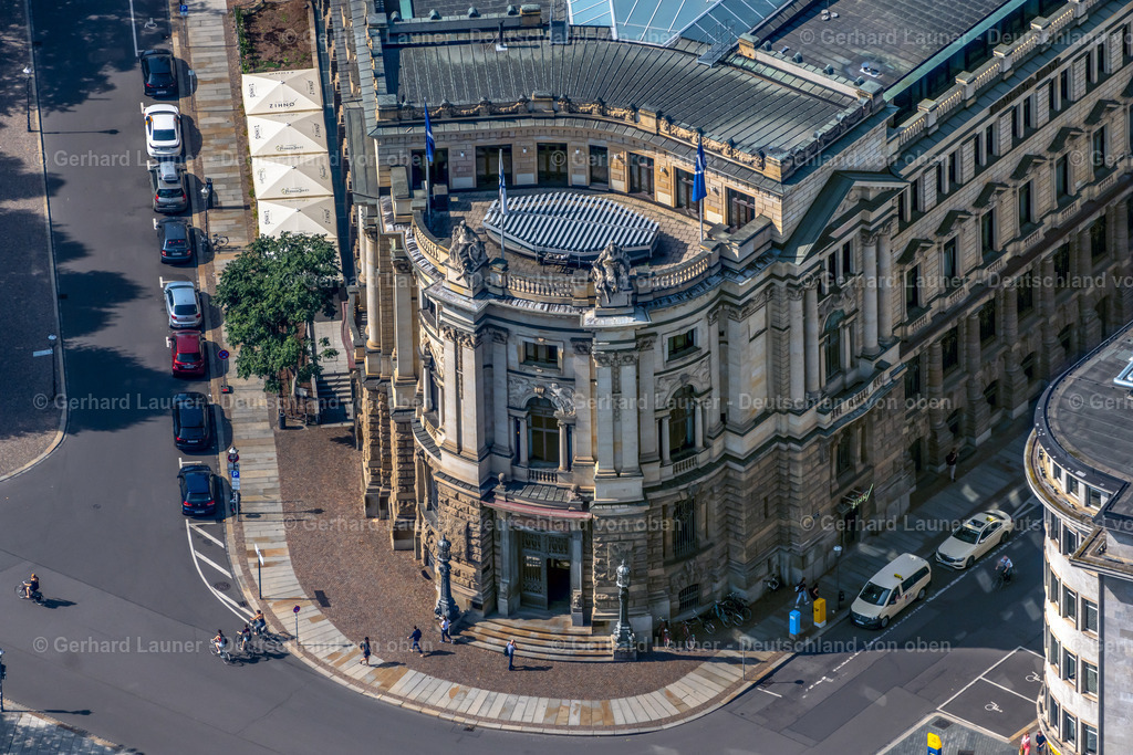 4039482 | LEIPZIG 14.09.2020 Banken- Verwaltungsgebäude des Finanzdienstleistungs- Unternehmens " Deutsche Bank " an der Schillerstraße im Ortsteil Zentrum in Leipzig im Bundesland Sachsen, Deutschland. Weiterführende Informationen bei: Deutsche Bank. // Banking administration building of the financial services company " Deutsche Bank " on Schillerstrasse in the district Zentrum in Leipzig in the state Saxony, Germany. Further information at: Deutsche Bank. Foto: Gerhard Launer