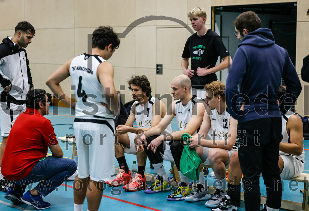2022-12-03_004_TSV_Vaterstetten_gegen_TG_Landshut | Vaterstetten, Deutschland, 03.12.2022:
Basketball, Bayernliga Herren Südost 2022 / 2023, 7. Spieltag, TSV Vaterstetten gegen TG Landshut, Endergebnis: 71:78

Trainer Daniel Paz (TSV Vaterstetten), Benicio Trinidad Paz (TSV Vaterstetten, #4), Luca Maurice Kohll (TSV Vaterstetten, #7), F. Sutur (TSV Vaterstetten, #3), Alain Gales (TSV Vaterstetten, #12)

Foto: Christian Riedel / fotografie-riedel.net