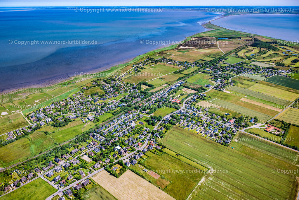 Sylt_Morsum_Kleinmorsum_Hindenburgdamm_ELS_3957210625 | KLEINMORSUM 21.06.2025 Ortsansicht an der Meeres-Küste in Kleinmorsum auf der Insel Sylt im Bundesland Schleswig-Holstein, Deutschland. // Townscape on the seacoast in Kleinmorsum at the Island Sylt in the state Schleswig-Holstein, Germany. Foto: Martin Elsen