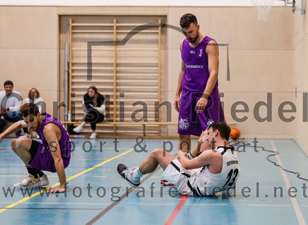 2022-05-01_045_TSV_Vaterstetten_gegen_DJK_Traunstein | Vaterstetten, Deutschland, 01.05.2022:
Basketball, Aufstiegsrunde zur Bayernliga 2021 / 2022, 5. Spieltag, TSV Vaterstetten gegen DJK Traunstein, Endergebnis: 87:79

Roman Orben (DJK Traunstein, #3), Konstantin Huber (TSV Vaterstetten, #13)

Foto: Christian Riedel / fotografie-riedel.net