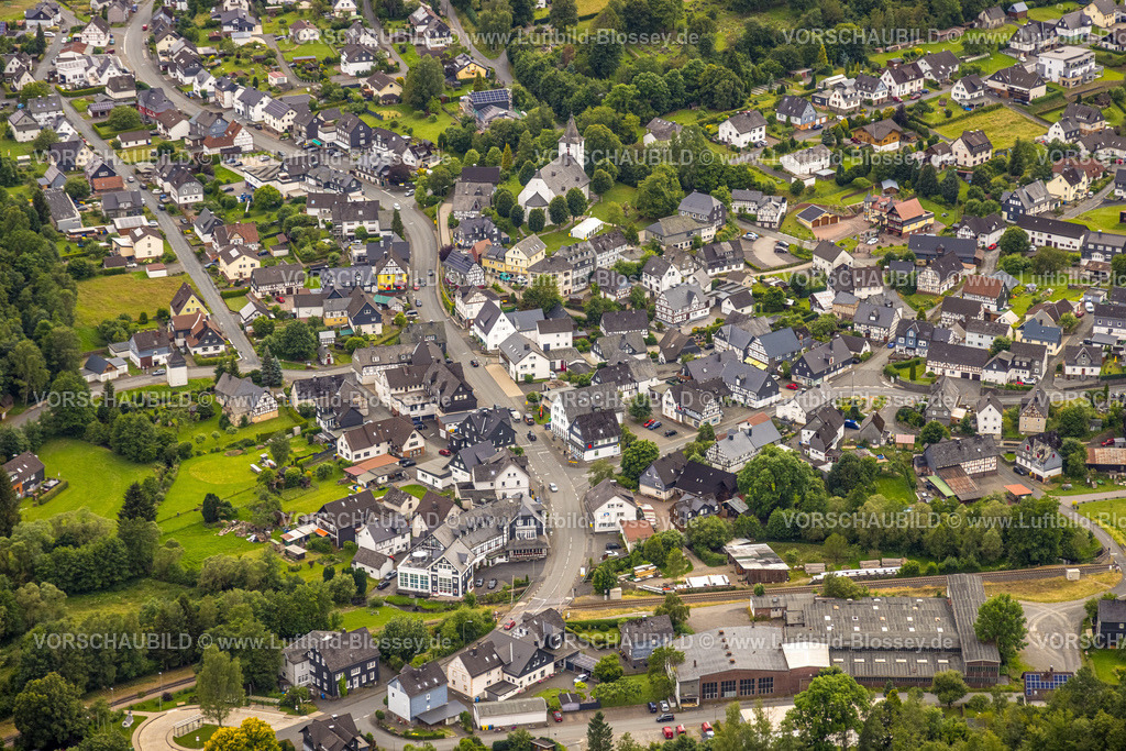 BadLaasphe240709607 | Luftbild, evang. Kirche und Fachwerkhäuser, Ortsansicht Wohngebiet an der Sieg-Lahn-Straße, Feudingen, Bad Laasphe, Wittgensteiner Land, Nordrhein-Westfalen, Deutschland