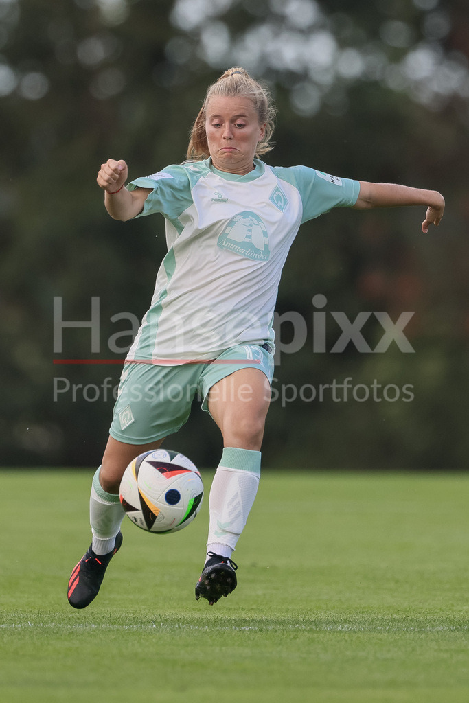 Fussball, Testspiel Frauen, Hamburger SV - SV Werder Bremen | v.li.: Ricarda Walkling (SV Werder Bremen, 13) am Ball, Freisteller, Einzelbild, Ganzkörper, Aktion, Action, Spielszene