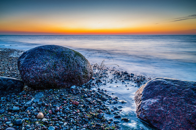Felsbrocken an der Ostsee | Professionelle Natur- & Landschaftsfotos als Poster, auf Leinwand & viele mehr. Wähle aus einer Vielzahl an Formaten & Materialien Dein perfektes Bild. - Realisiert mit Pictrs.com