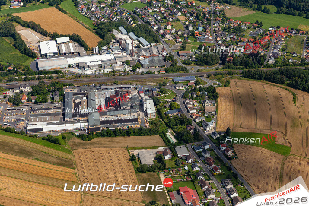 Die Luftaufnahme Holenbrunn - Wunsiedel wurde 2021 mittels Flugzeug (keine Drohne) erstellt. Hohe Auflösung -für große Poster und Wandbilder geeignet!