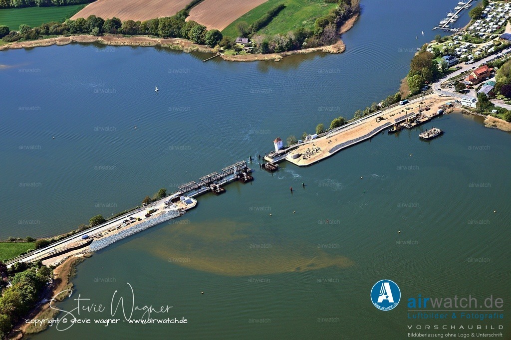 Luftbild Ostseefjord Schlei, Boren-Lindaunis Schleibrücke, Campingplatz Lindaunis, Sportboothafen Lindaunis | Schleibrücke Lindaunis: Aufgrund der zu geringen Schifffahrtsöffnung wurde die heutige Brücke gebaut, wobei Teile des Stahlfachwerks aus der abgebauten Drehbrücke Taterpfahl übernommen wurden.