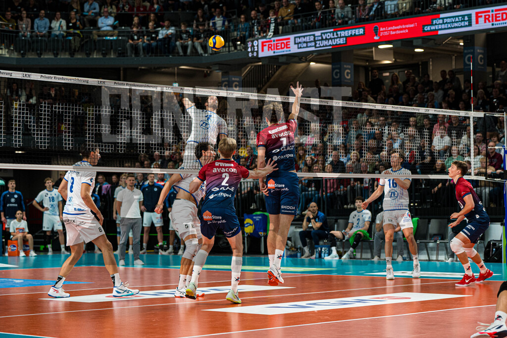 Volleyball I Herren I Saison 2025/2026 I Bundesliga I 5. Spieltag I SVG Lüneburg - VfB Friedrichshafen | CONTRAST ZERØ MEDIA - Realisiert mit Pictrs.com