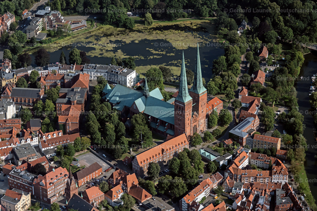 4038263 | Der Lübecker Dom ist der erste große Backsteinkirchbau an der Ostsee und mit fast 132 Metern Länge eine der längsten Backsteinkirchen
