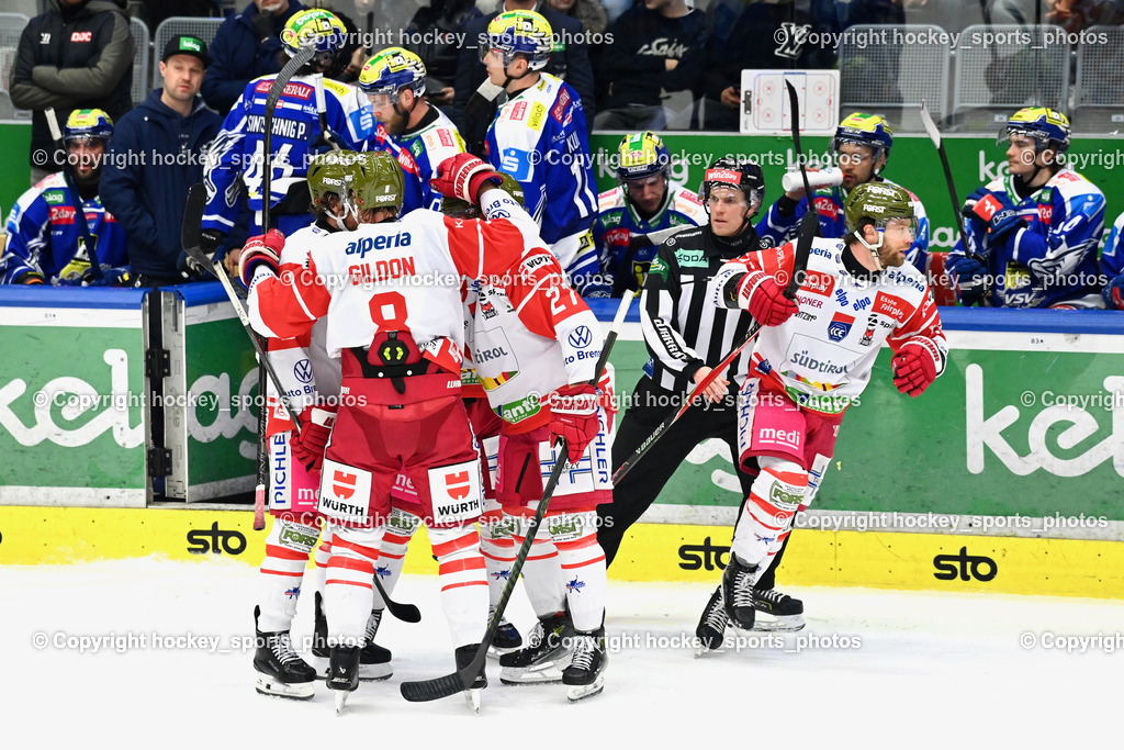 EC IDM Wärmepumpen VSV vs. HCB Südtirol Alperia | Jubel HC Bozen Mannschaft, NOTHEGGER DAVID Referee, #24 Cole Schneider HCB Südtirol Alperia, #8 Max Gildon HCB Südtirol Alperia, #27 Jason Seed HCB Südtirol Alperia, EC IDM Wärmepumpen VSV vs. HCB Südtirol Alperia, EC IDM Wärmepumpen VSV vs. HCB Südtirol Alperia am 28.12.2025 in Villach (Stadthalle Villach), Austria, (Photo by Bernd Stefan)