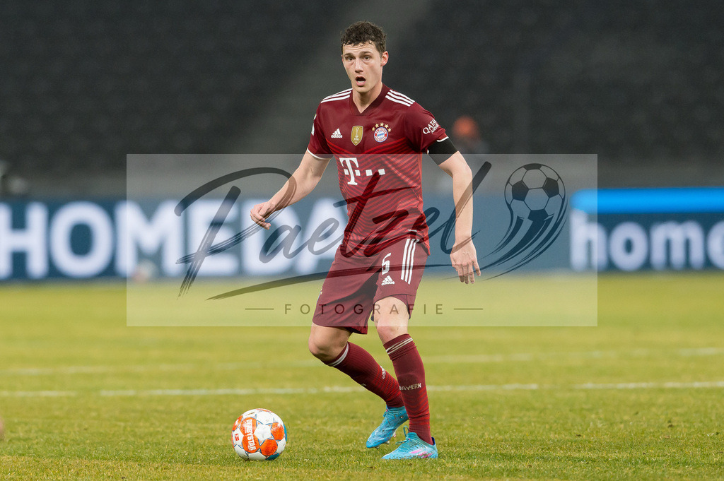 BSCFCB20220123_311 | Fussball, Herren: Benjamin Pavard (FC Bayern Muenchen) in Aktion, am Ball, Einzelaktion bei dem Spiel der 1. Bundesliga zwischen Hertha BSC und FC Bayern Muenchen im Olypiastadion am 23.01.2022 in Berlin, Deutschland.DFB / DFL REGULATIONS PROHIBIT ANY USE OF PHOTOGRAPHS AS IMAGE SEQUENCES AND/OR QUASI-VIDEO. - Realisiert mit Pictrs.com