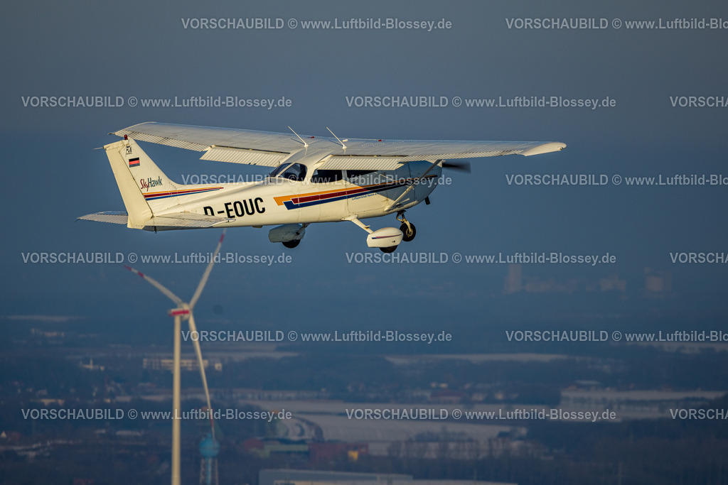 Hamm260105525 | Luftbild, Flugzeug D-EOUC Cessna C172R SkyHawk im Flug, Winterlandschaft, Stadtbezirk Heessen, Hamm, Ruhrgebiet, Nordrhein-Westfalen, Deutschland