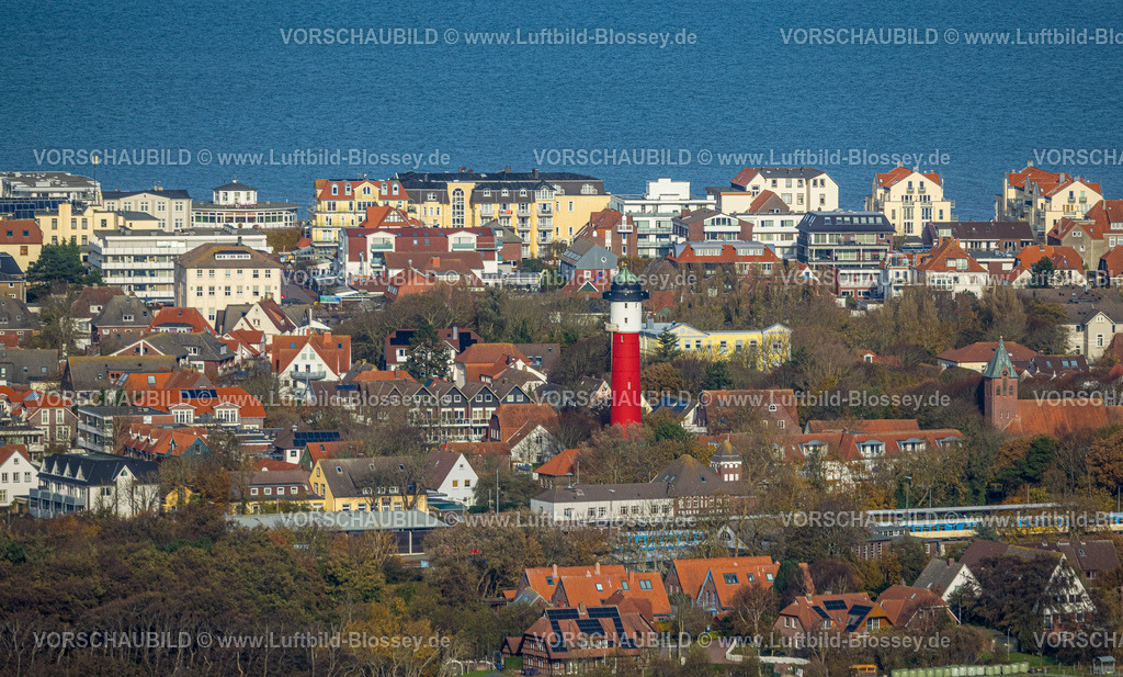 Friesland251106246Wangerooge | Luftbild, rot-weißer Alter Leuchtturm und Inselmuseum im Zentrum, DB-Bahnhof und Inselsbahn,  evangelisch-lutherische Nikolai-Kirche, Wohngebiet und Blick zur Nordsee, Wangerooge, Norddeutschland, Ostfriesland, Niedersachsen, Deutschland