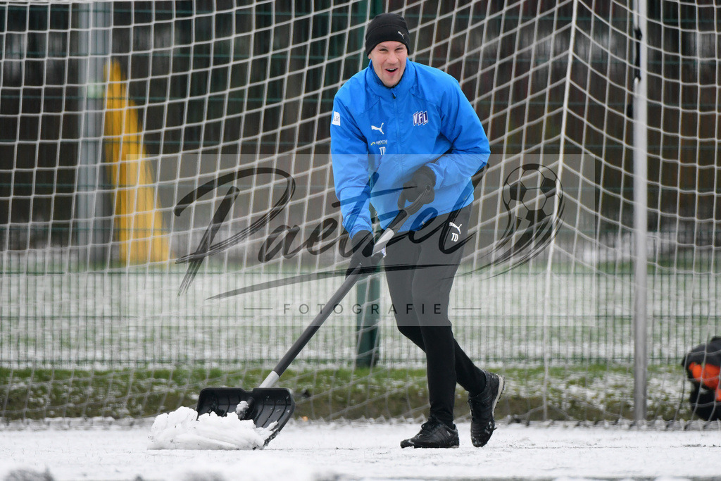 20200226_TRAOSN_0002 | Fussball, Herren: Co-Trainer Tim Danneberg (VfL Osnabrueck) beim Schneeschippen waehrend der Trainingseinheit des VfL Osnabrueck im Sportpark Illoshoehe am 26.02.2020 in Osnabrueck, Deutschland. - Realisiert mit Pictrs.com