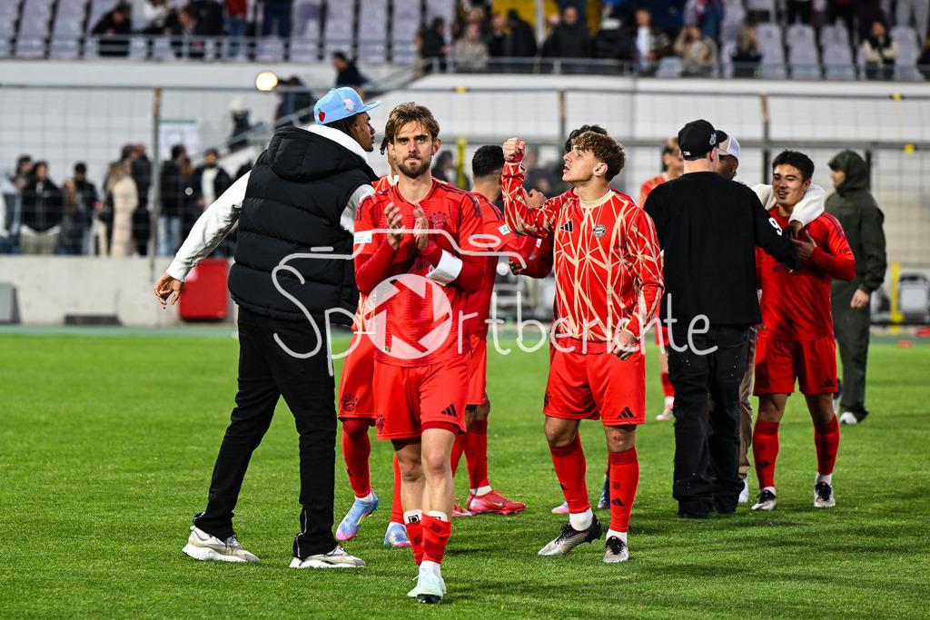 FC Bayern Amateure - Türkgücü München | Die Spieler der Bayern Amateure feiern zusammen mit den Fans nach dem letzten Heimspiel der Saison / Regionalliga Bayern: FC Bayern Muenchen II - Tuerkguecue Muenchen, Gruenwalder Stadion am 09.05.2025 / Luca DENK (FC Bayern München II #6), Max SCHOLZE (FC Bayern München II #2)