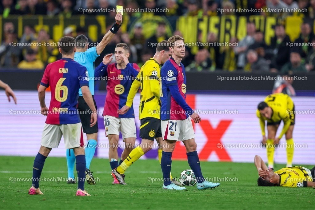 UCL1504251065 | 15.04.2025, Fußball, UEFA Champions League, Borussia Dortmund - FC Barcelona, BVB Stadion, Viertelfinale, Saison 2024 2025: Gelbe Karte für Frenkie de Jong (FC Barcelona #21) Regulations prohibit any use of photographs as image sequences and or quasi-video.
