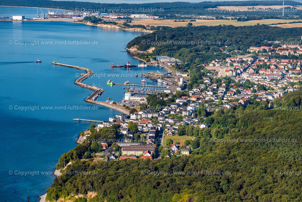 Sassnitz_Hafen_ELS_4520100822 | SASSNITZ 10.08.2022 Hafenanlagen des Stadthafen Sassnitz an der Meeres- Küste der Ostsee in Sassnitz an der Ostseeküste im Bundesland Mecklenburg-Vorpommern. Weiterführende Informationen bei: Hafenbetriebs- und Entwicklungsgesellschaft mbH Sassnitz. // Port facilities on the seashore of the Baltic Sea in Sassnitz at the baltic coast in the state Mecklenburg - Western Pomerania. Further information at: Hafenbetriebs- und Entwicklungsgesellschaft mbH Sassnitz. Foto: Martin Elsen