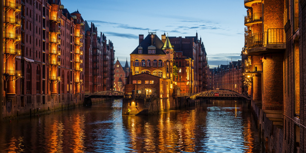 10260301 - Wasserschloss zur blauen Stunde. | Blick auf das Wasserschloss in der Speicherstadt.