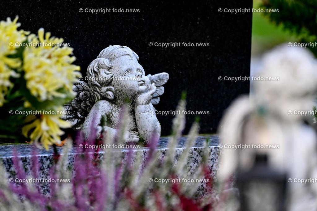 Friedhof_ Kreuz_ Kruzifix_ Jesu Christi_ Allerheiligen_ 26.10.2024-20 | 26.10.2024, Friedhof, AUT, Allerheiligen, Themenbilder im Bild Friedhof, Kreuz, Kruzifix, Jesu Christi, Allerheiligen, Engerl, Engel, Kerzen, Grab, Grablicht, Blumen, Skulptur, Grabstein, Symbolbild, Grablaterne, Grabkerze, Grabkerzen, Grablichter, Kerze, Grabkreuz, Gedenken, Bestattung, Verstorbene, Totenruhe, Grab, Urne, Blumenschmuck, Schmuck, Besucher, Feature, kreativ, creativ, Linz