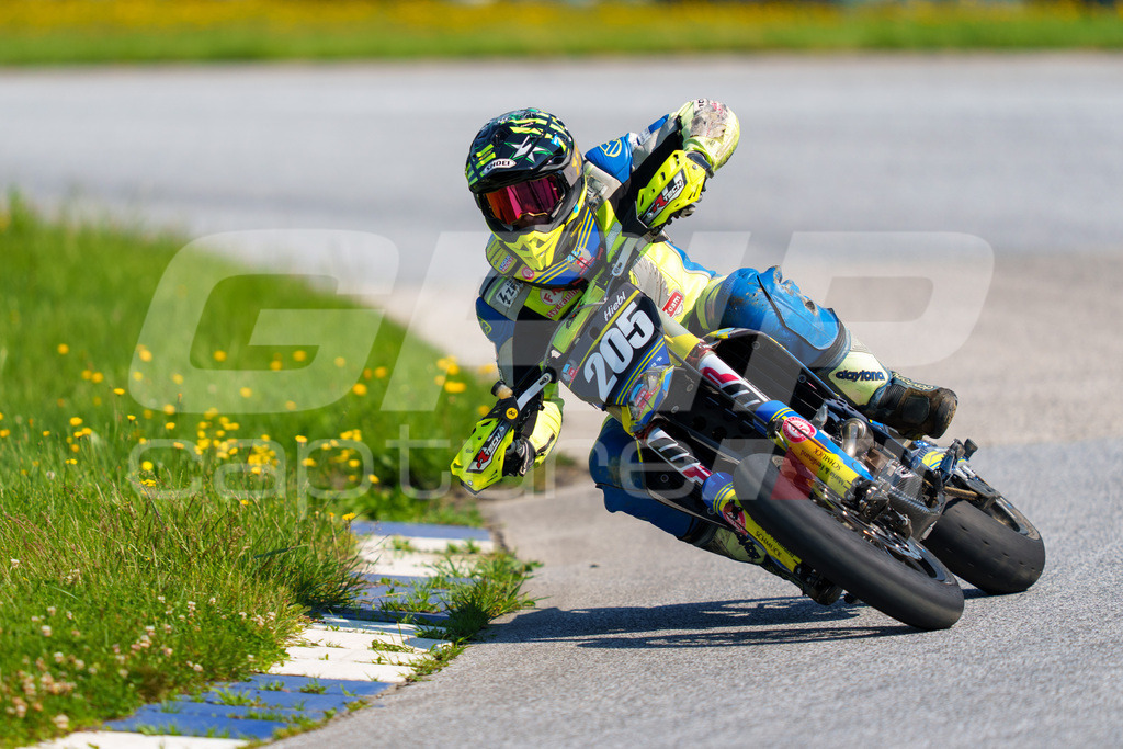 SuperMoto_Staatsmeisterschaft_Greinbach_295 | GRIPcapture steht für authentische Sportfotografie in Österreich – für Momente, die mehr sind als Geschwindigkeit oder Ergebnis. Es geht um Emotion, Spannung, Fokus und den Augenblick, der oft nur einen Wimpernschlag dauert.Ob Motorsport, Teamsport oder 