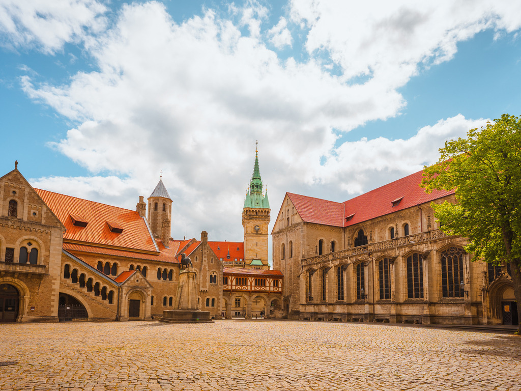 Burgplatz | Entdecke exklusive Fotokunst aus Braunschweig: Bildband, Leinwände, Postkarten, Kalender, digitale Downloads & Bildlizenzen. Jetzt im offiziellen Beautiful Braunschweig Shop! - Realisiert mit Pictrs.com