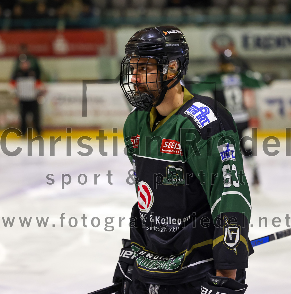 2023-03-07_010_TSV_Erding_gegen_ESC_Kempten | Erding, Deutschland, 07.03.2023:
Eishockey, Bayernliga Playoffs 2022 / 2023, Viertelfinale, TSV Erding gegen ESC Kempten, Endergebnis: 9:3

Tobias Cramer (Erding Gladiators, #63)

Foto: Christian Riedel / fotografie-riedel.net