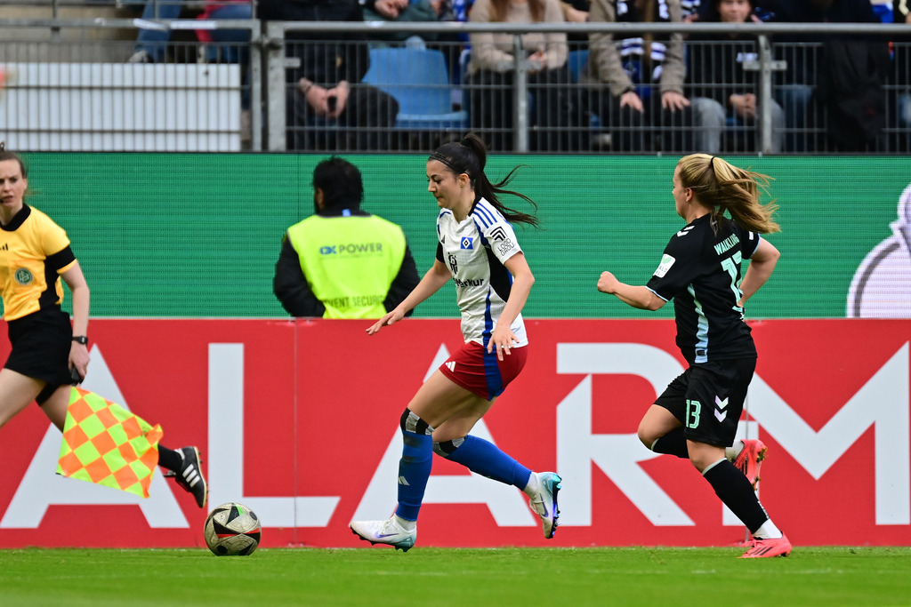 Fußball I Frauen I Saison 2024-2025 I DFB-Pokal I Halbfinale I Hamburger SV - SV Werder Bremen | Der Sportfotograf. - Realisiert mit Pictrs.com