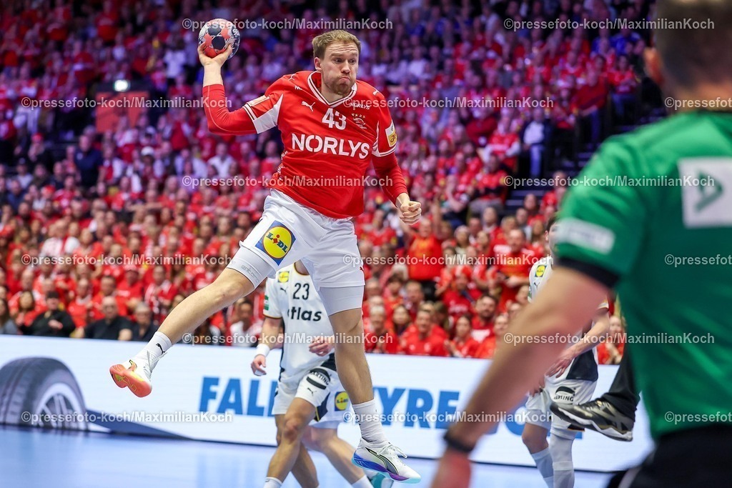 EHF01022602027 | 01.02.2026, Handball, Men's EHF EURO 2026, Deutschland - Dänemark, Jyske Bank Boxen in Herning, Final:  Simon Bogetoft Pytlick (Denmark #43) wirft den Ball auf das Tor 