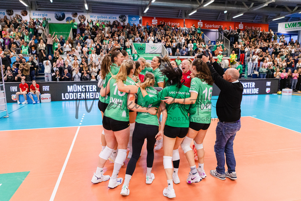 Volleyball, 1. Bundesliga Frauen, Hauptrunde, 1. Spieltag, Saison 2025/2026: USC Münster - SSC Palmberg Schwerin | 1. Bundesliga Frauen, Hauptrunde, 1. Spieltag, Saison 2025/2026, USC Münster empfängt SSC Palmberg Schwerin in der Sporthalle Berg Fidel in Münster. Foto: sportfotografie.ms | Markus Paletta - Realisiert mit Pictrs.com