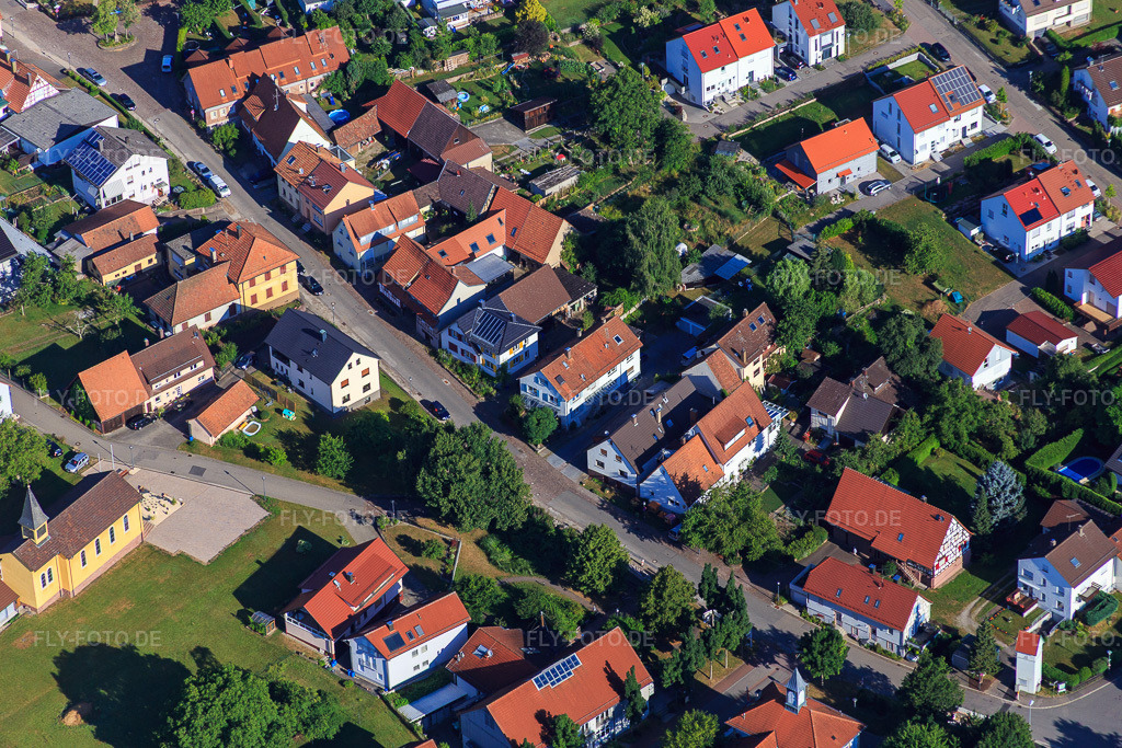 Luftbild: Am Lindenbrunnen im Ortsteil Schluttenbach in Ettlingen im Bundesland Baden-Württemberg in Deutschland. Foto: IMG_084005.jpg vom 26.07.2015 durch Werner Riehm/FLY-FOTO.de