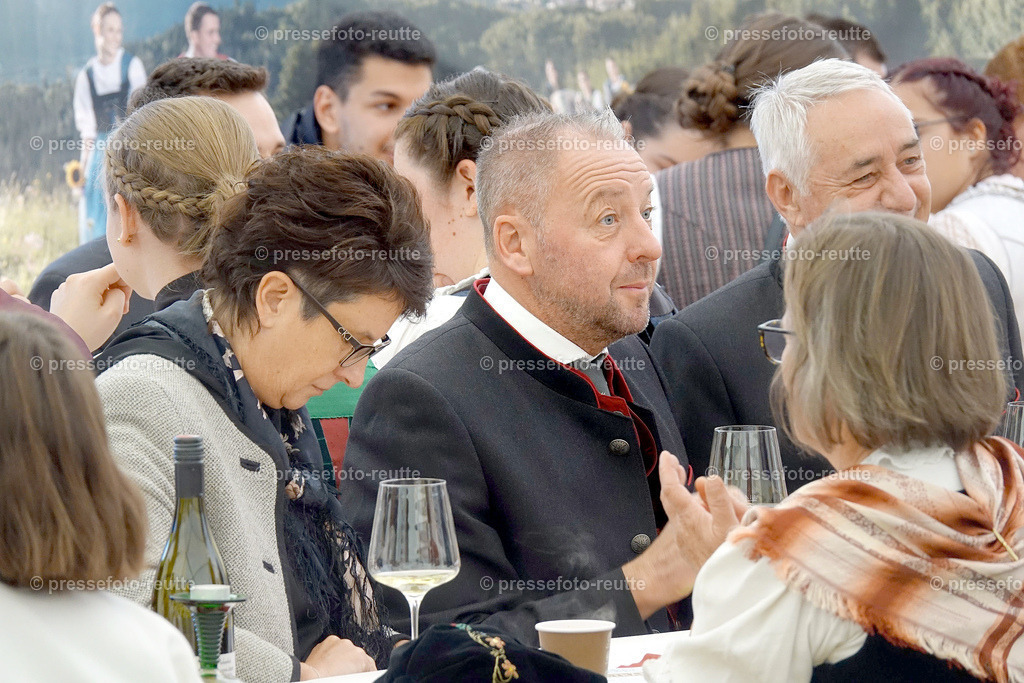 z-news-2022-Okt16-LJ_Erntedank_-ZELTFEST-DSD04812 | Info aus dem Bezirk Reutte/Ausserfern Tirol sowie eine umfangreiche Bilddatenbank über die gesamte Region: Lechtal, Talkessel Reutte, Tannheimertal, Zwischentoren. Lech, Plansee, Zugspitze, Grenztunnel, B179, Fernpassstraße, Verkehr, Lawinen, Tradition, - Realisiert mit Pictrs.com