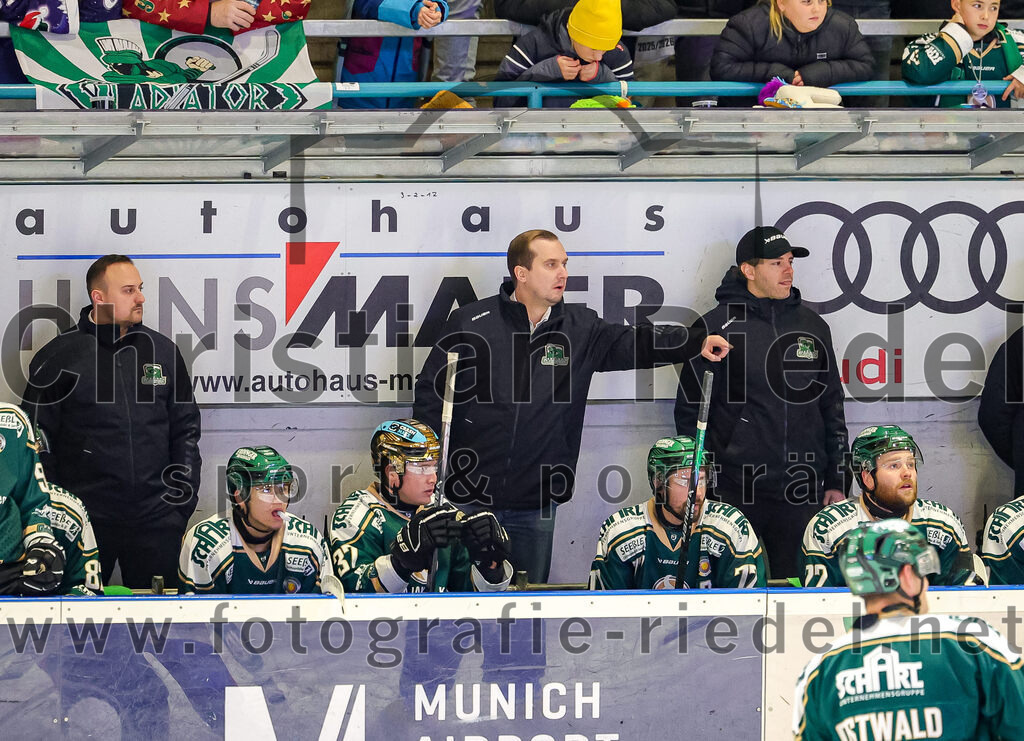 2025-12-05_067_TSV_Erding_gegen_Stuttgart_Rebels | Erding, Deutschland, 05.12.2025:Eishockey, Oberliga Süd 2025 / 2026, 23. Spieltag, TSV Erding gegen Stuttgart Rebels, Endergebnis: 5:6Co-Trainer Maximilian Helling (Erding Gladiators), Teamchef Dominik Quinlan (Erding Gladiators)Foto: Christian Riedel / fotografie-riedel.net