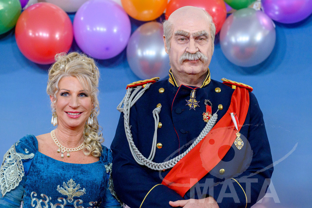 _DWA1642 | Ministerpräsident Markus Söder als Otto von Bismarck mit Frau Karin Baumüller-Söder bei der TV-Sendung Fastnacht in Franken 2024. Veitshöchheim, 02.02.2024 Bayern Deutschland - Realisiert mit Pictrs.com