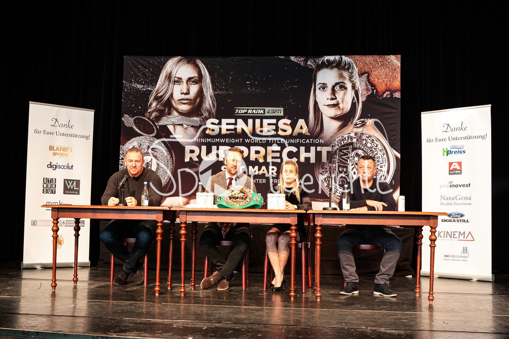 Seniesa Estrada - Tina Rupprecht/ Pressekonferenz | Das Kurhaus in Goeggingen ist Gastgeber fuer die offizielle Pressekonferenz von Tina Rupprecht / v. l. Sepp MAURER, Benedikt POELCHAU, Tina RUPPRECHT und Alexander HAAN
