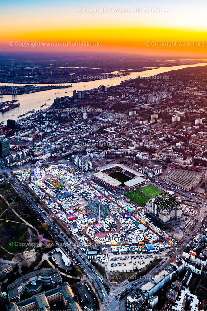 Hamburg_Dom_Sonnenuntergang_ELS_3596280325 | HAMBURG 28.03.2025 Kirmes - und Rummel- Veranstaltungsgelände des Heiligengeistfeld des Hamburger Dom am Millerntor Stadion und Messe Hamburg im Karolinenviertel in Hamburg. // Fair location Heiligengeistfeld of Hamburger Dom festival and exhibition and congress center Hamburg in the Karolinenviertel neighborhood in Hamburg, Germany. Foto: Martin Elsen